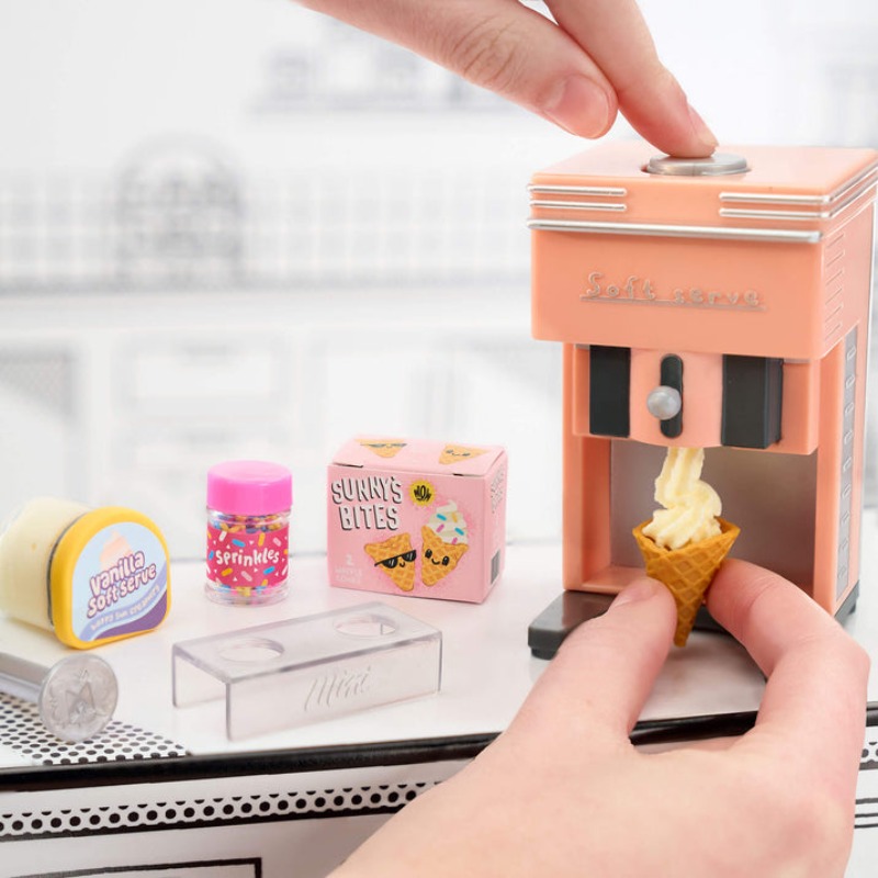 Kitchen Appliances To Gift - ของเล่นตกแต่งโต๊ะทำงานรูปอาหารจำลองชุดเครื่องใช้ไฟฟ้าขนาดเล็กซีรีส์ 2 ของแท้จาก MGA Miniverse Make